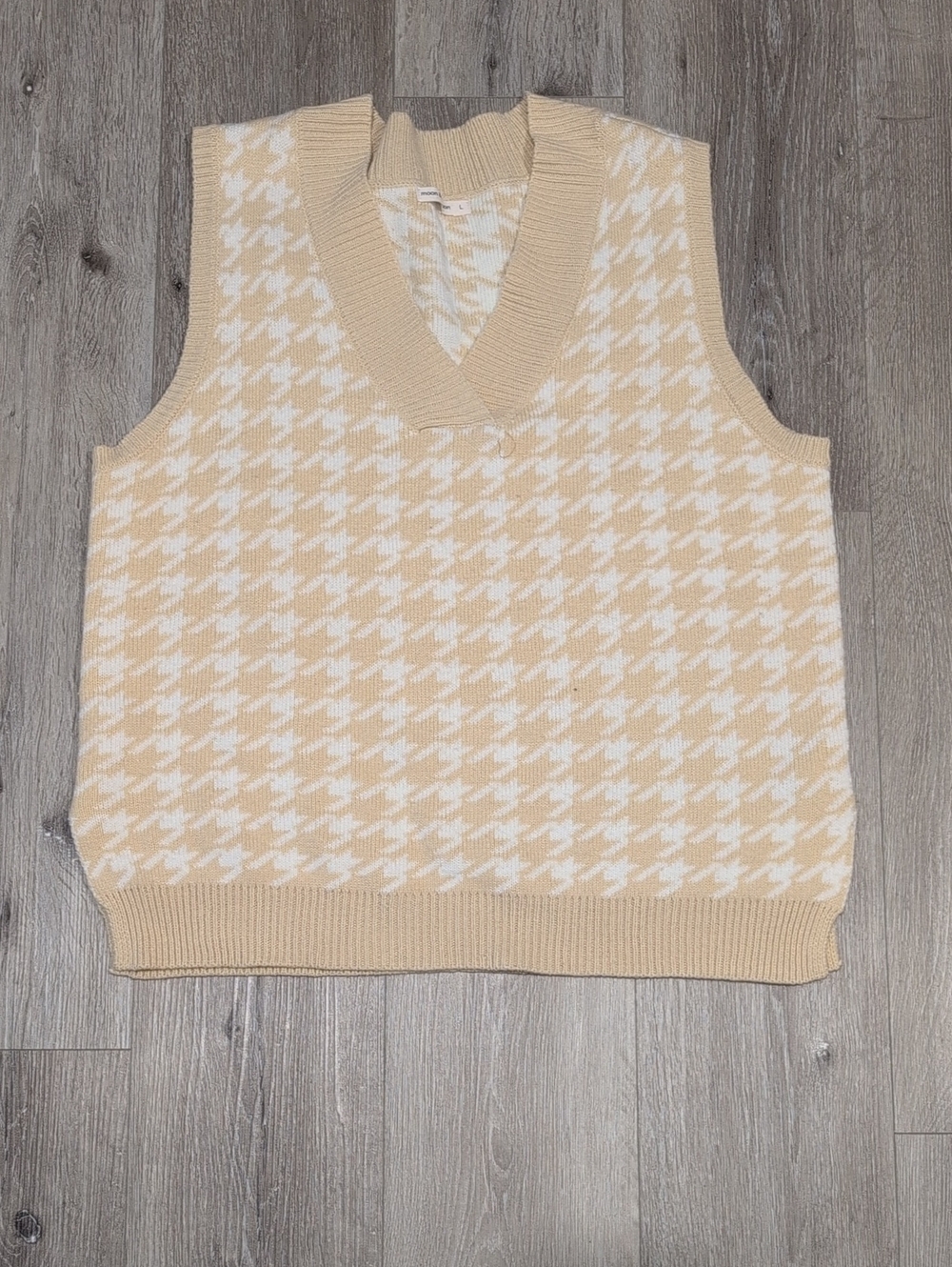 moon & madison Beige and White Houndstooth V-Neck Sweater Vest